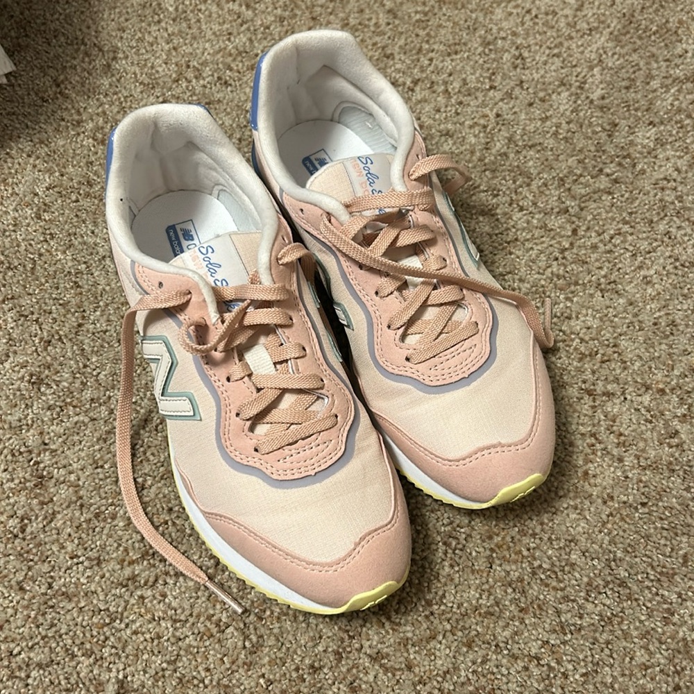 New balance Women’s sneakers blush & blue size 6.5